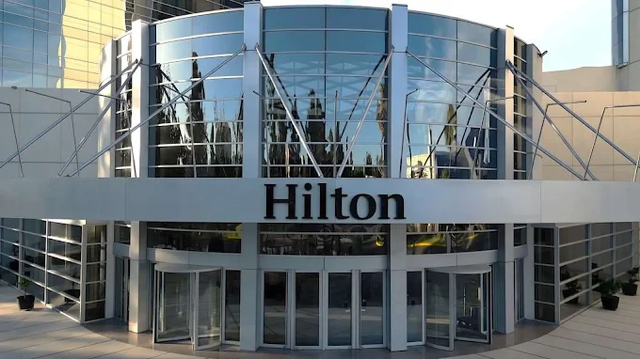 Entrada principal del Hotel Hilton
